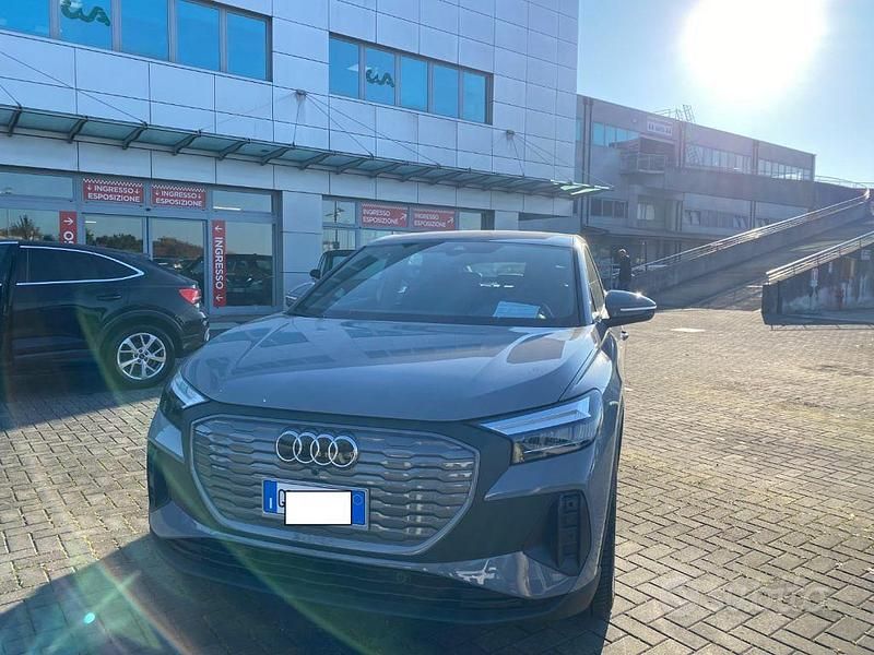 Usata Audi Q4 e-tron Business 150 kW (204 CV) 2023 Grigio selce SUV