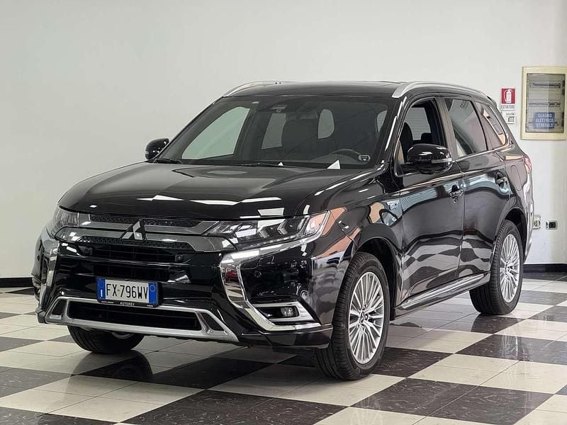 Usata Mitsubishi Outlander P-HEV Instyle 135 CV (99 kW) 2019 Nero SUV