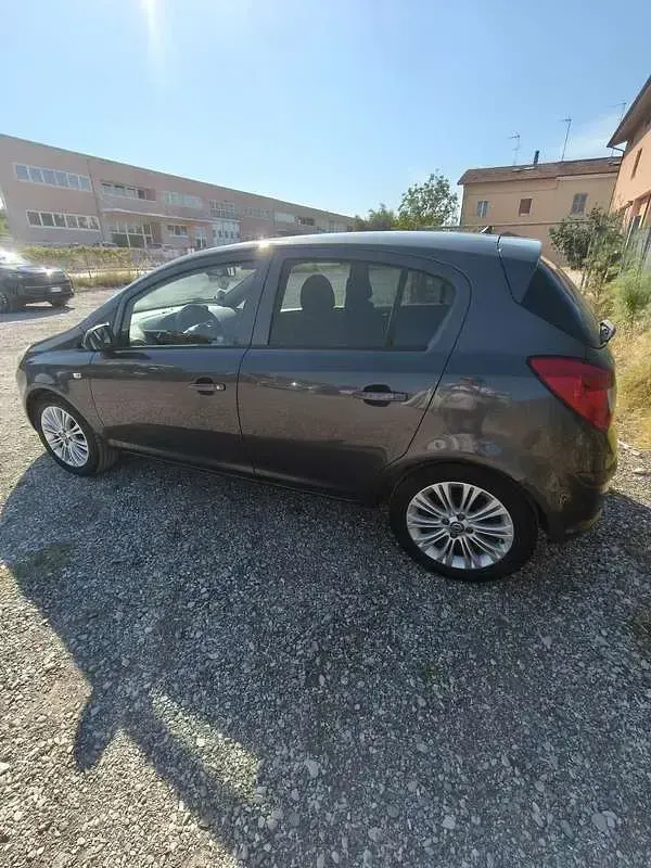 Usata Opel Corsa Cosmo 95 CV (69 kW) 2011 Grigio Utilitaria