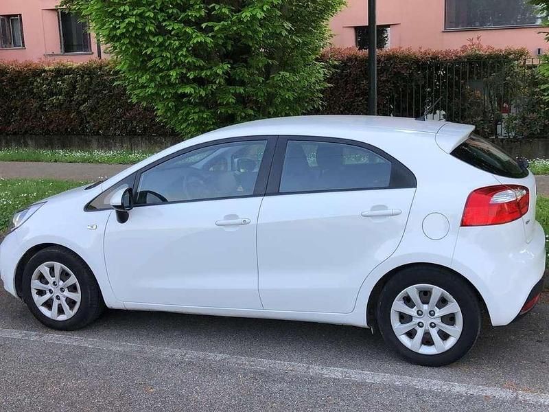 Usata Kia Rio Active 86 CV (63 kW) 2013 Bianco Berlina