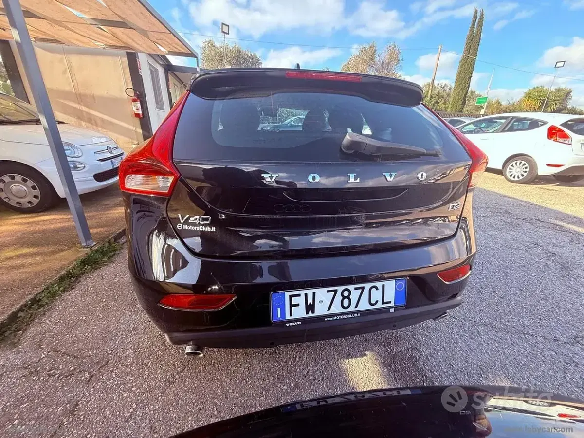 Usata Volvo V40 Plus 120 CV (88 kW) 2019 Nero Berlina