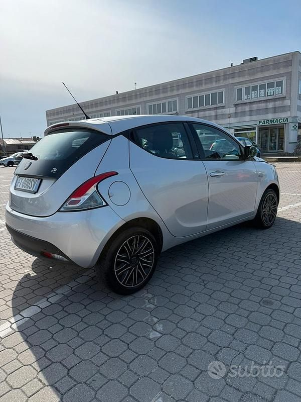 Usata Lancia Ypsilon 69 CV (50 kW) 2018 Grigio Utilitaria
