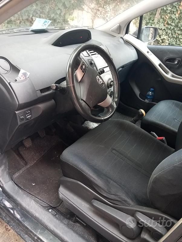 Usata Toyota Yaris 65 CV (47 kW) 2007 Nero Utilitaria