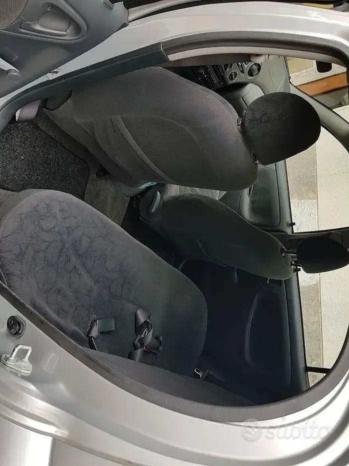 Usata Toyota Yaris 65 CV (47 kW) 2003 Grigio Berlina