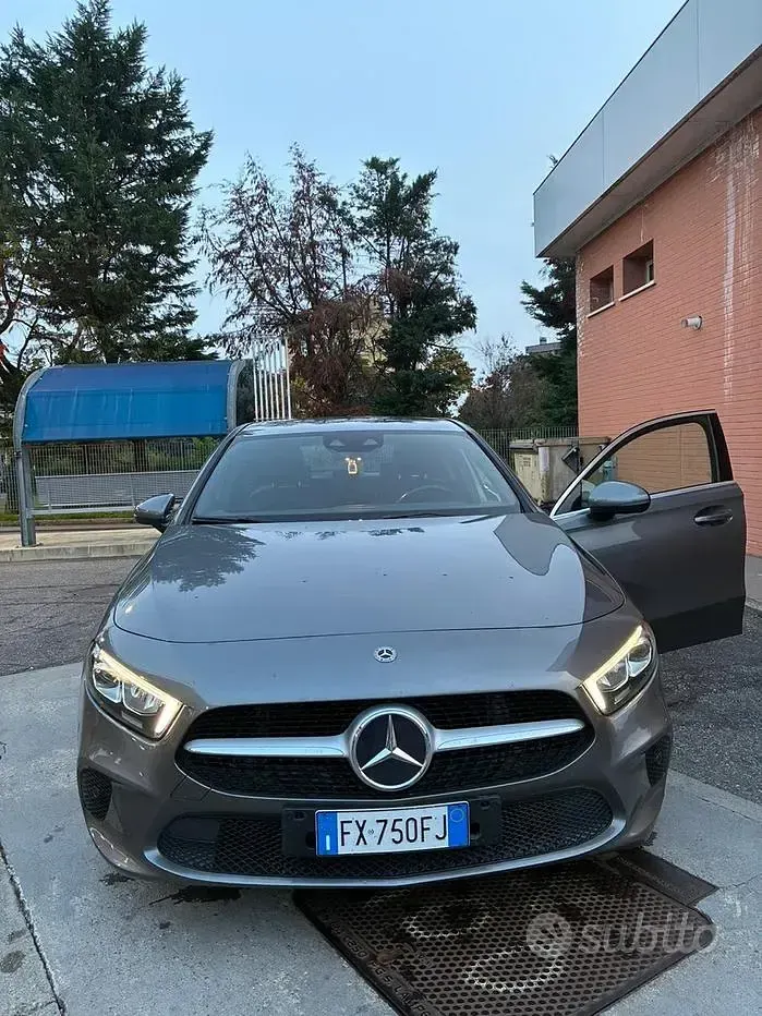 Usata Mercedes A180 Executive 116 CV (85 kW) 2019 Grigio Berlina