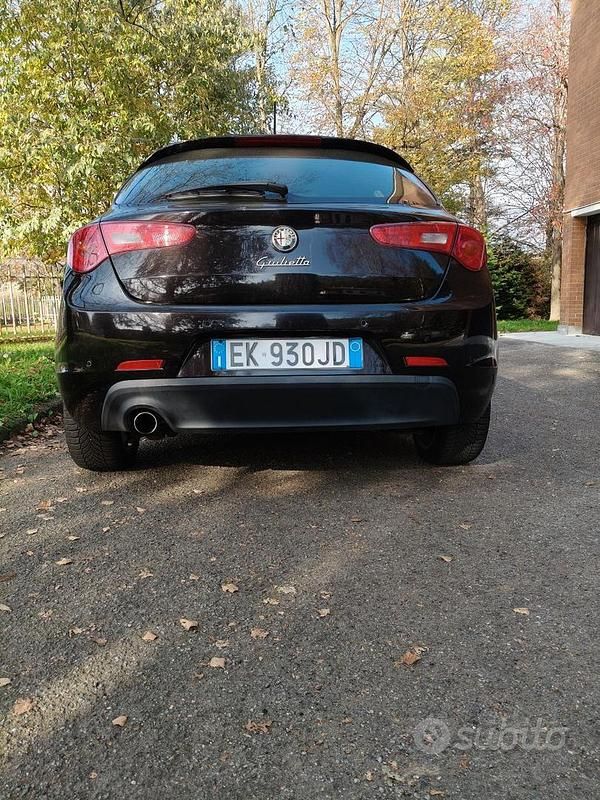 Nero Usata 2011 Alfa Romeo Giulietta Tre volumi | 3800 € (Buon prezzo) - Immagine 1/4