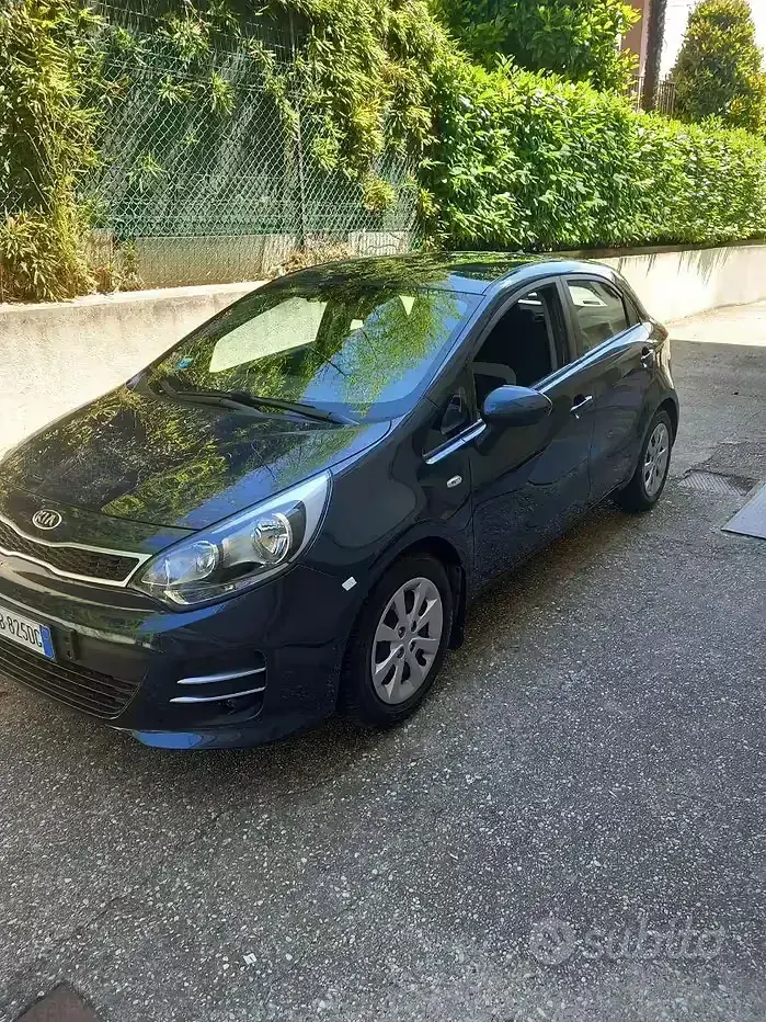 Usata Kia Rio 85 CV (62 kW) 2015 Blu Berlina