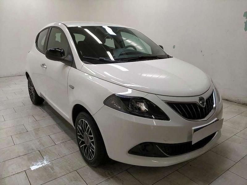Usata Lancia Ypsilon Gold 69 CV (50 kW) 2024 Bianco Utilitaria