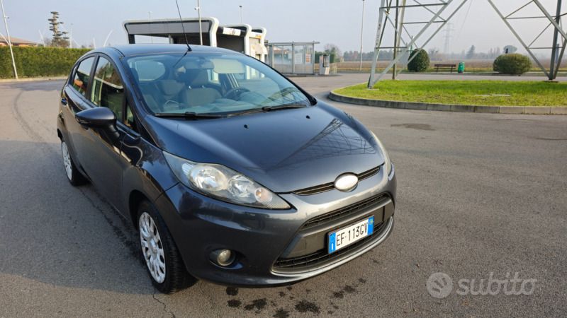 Usata Ford Fiesta 96 CV (70 kW) 2010 Grigio Utilitaria
