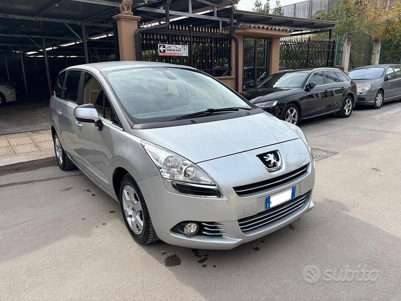 Usata Peugeot 5008 Allure 112 CV (82 kW) 2012 Argento Monovolume