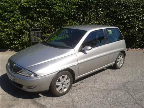 https://images.autouncle.com/it/car_images/504a07ec-2a94-4129-a22d-c09308072b43_lancia-ypsilon-1-2i-cat-unica-3p-meccanico-60hp-02-2002-03-2004-anno-2003.jpg