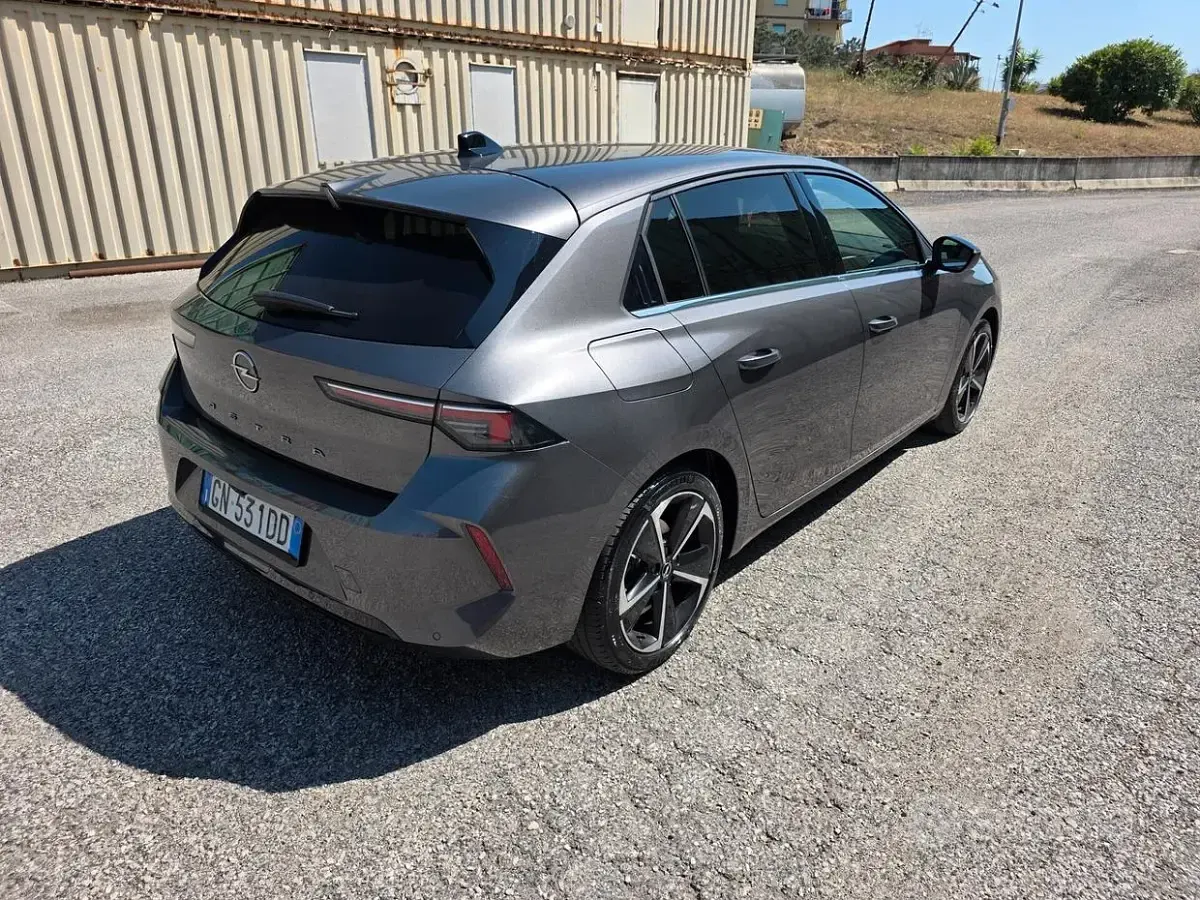 Usata Opel Astra Edition 131 CV (96 kW) 2023 Grigio Utilitaria