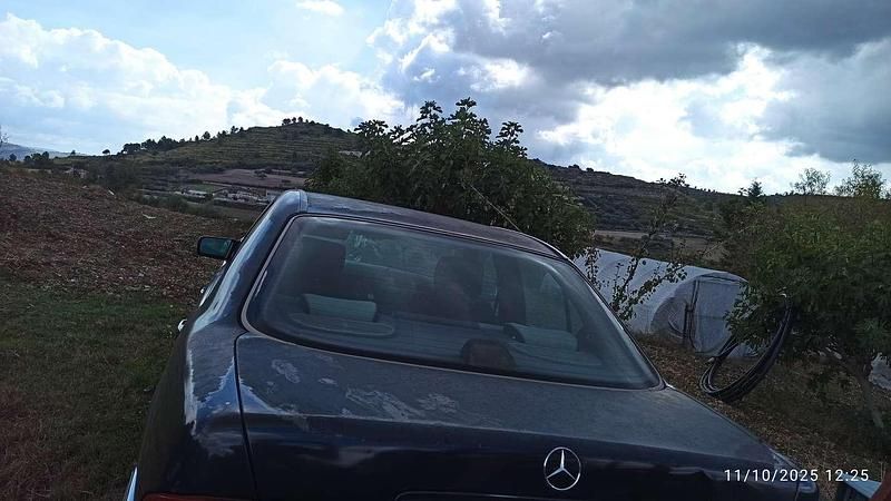 Usata Mercedes E220 Elegance 95 CV (69 kW) 1997 Nero Berlina