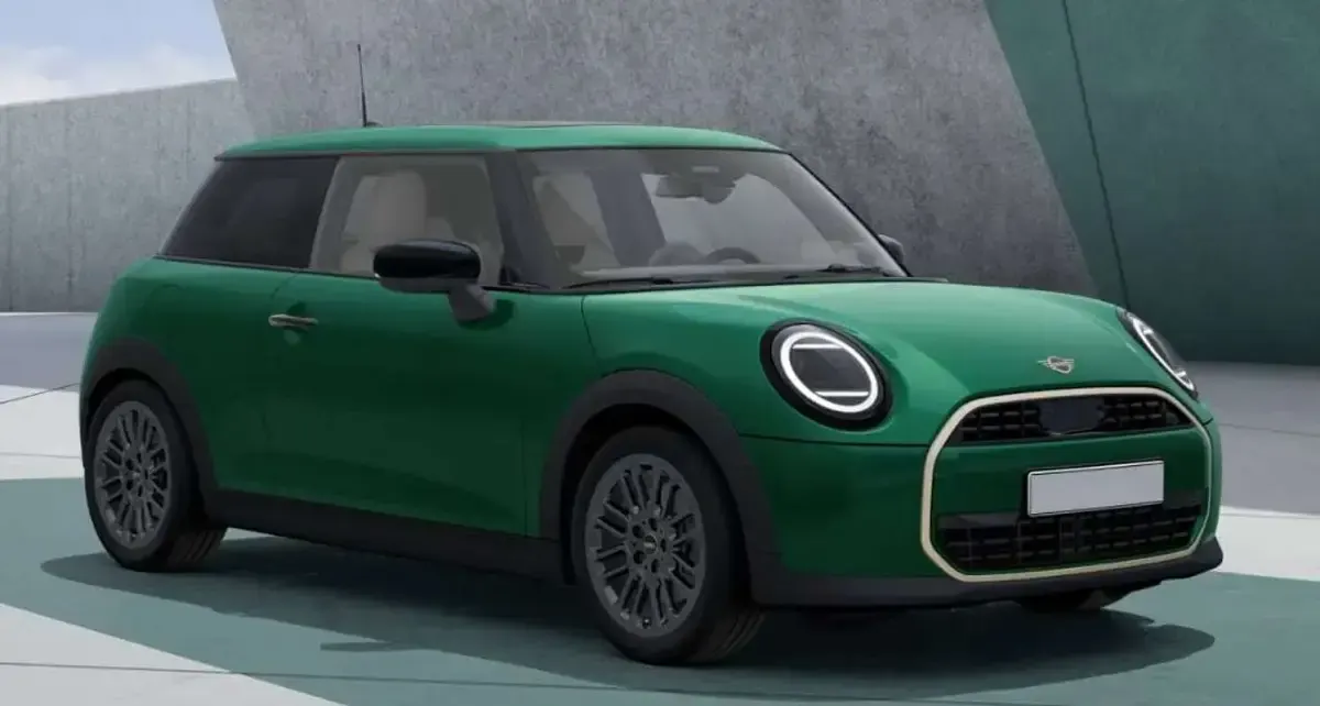Usata Mini Cooper Favoured 156 CV (114 kW) 2024 Verde Utilitaria