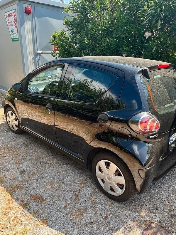 Nero Usata 2009 Toyota Aygo Due volumi | 2900 € (Ottimo prezzo) - Immagine 1/4