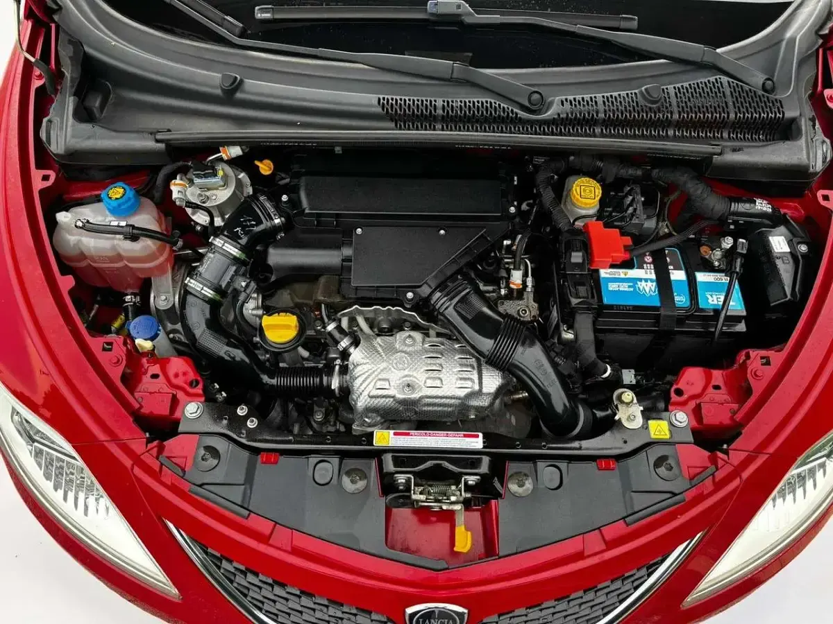 Usata Lancia Ypsilon Gold 95 CV (69 kW) 2016 Rosso Utilitaria