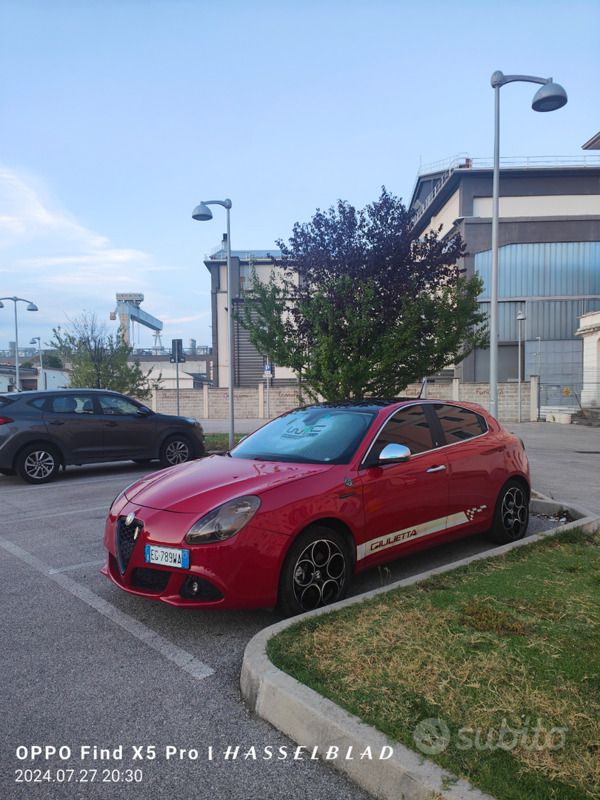Rosso Usata 2012 Alfa Romeo Giulietta Due volumi | 8300 € (Molto cara) - Immagine 1/4