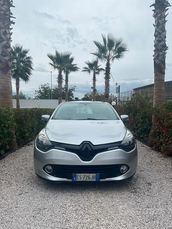 Grigio Usata 2013 Renault Clio IV Tre volumi | 3690 € (Ottimo prezzo) - Immagine 1/4