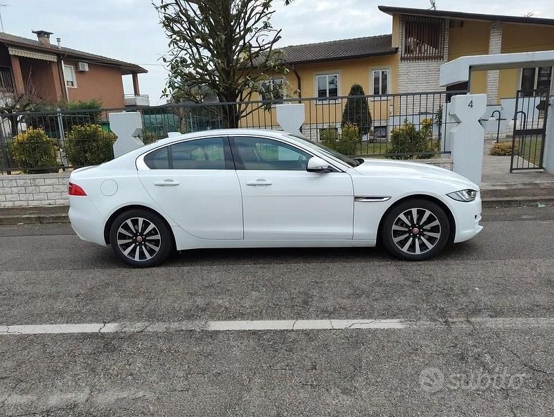 Usata Jaguar XE Prestige 180 CV (132 kW) 2017 Bianco Berlina