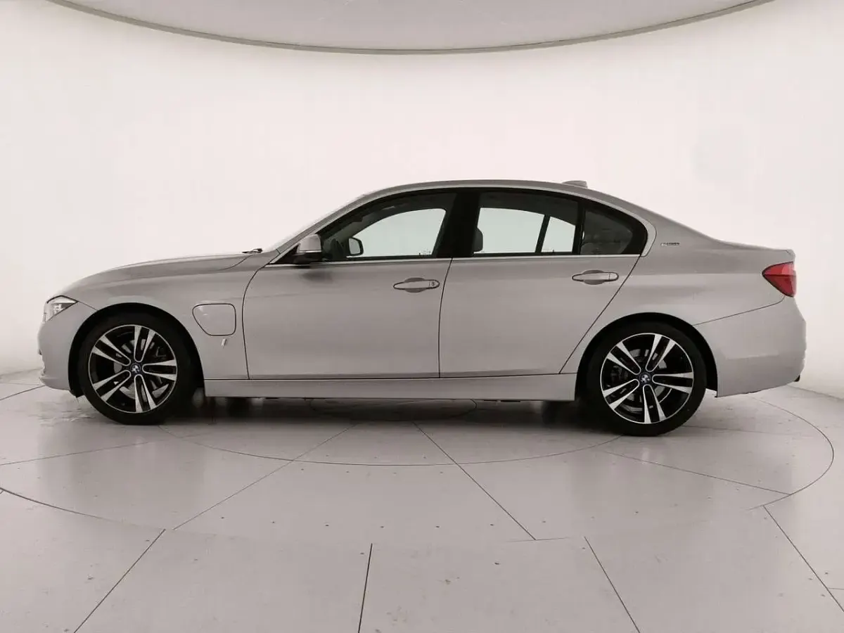Usata BMW 330e Luxury Line 252 CV (185 kW) 2018 Argento metallizzato Berlina