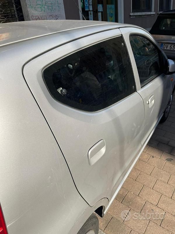 Grigio Usata 2010 Nissan Pixo Due volumi | 2000 € (Buon prezzo) - Immagine 1/4