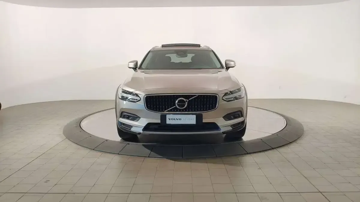 Usata Volvo V90 CC Ultimate 197 CV (144 kW) 2022 Bright dusk metallizzato Station wagon
