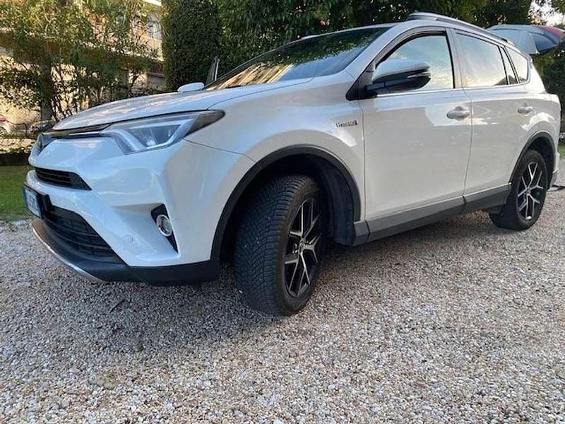 Usata 2016 Toyota RAV4 Hybrid Business Edition SUV | 13.000 € (Buon prezzo) - Immagine 1/4