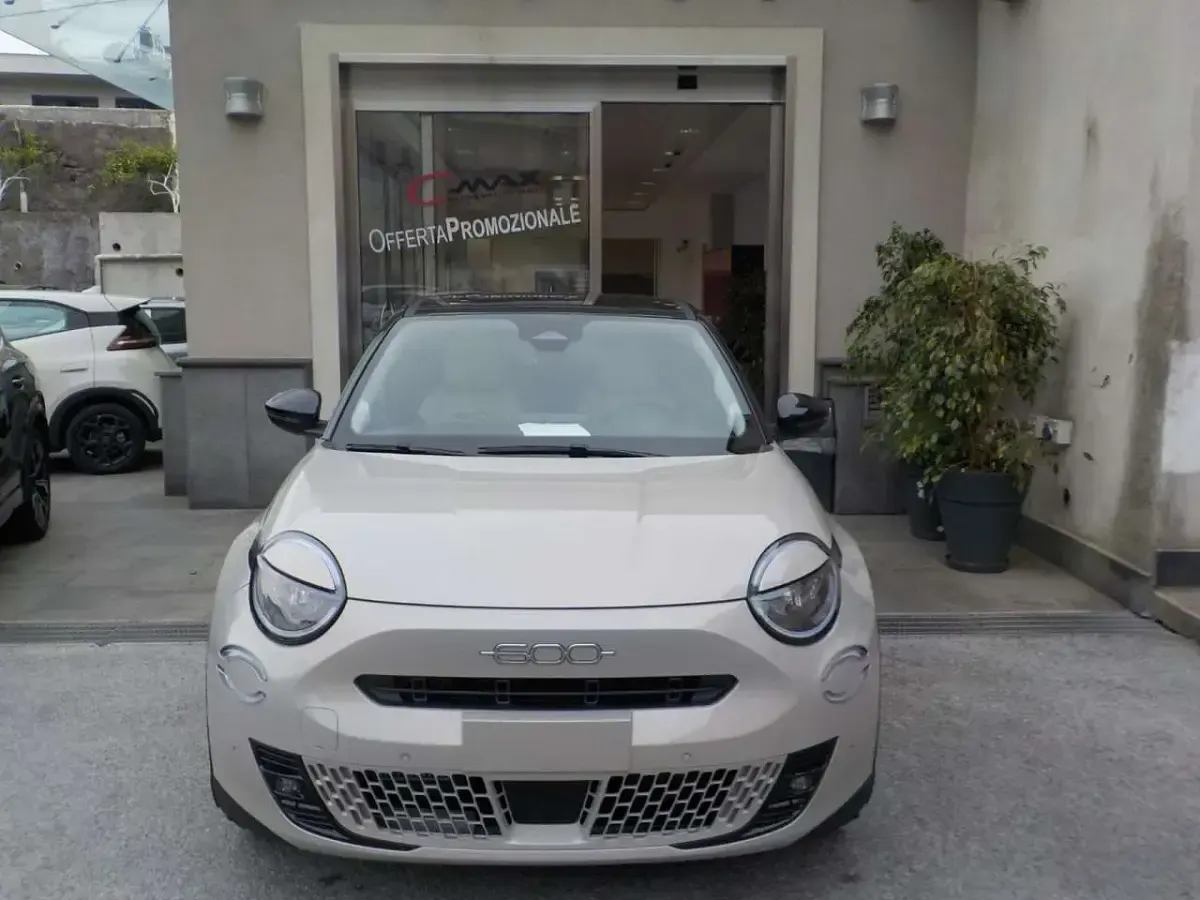 Nouvelle Fiat 600 Pop 101 ch (74 kW) 2026 Vari colori SUV