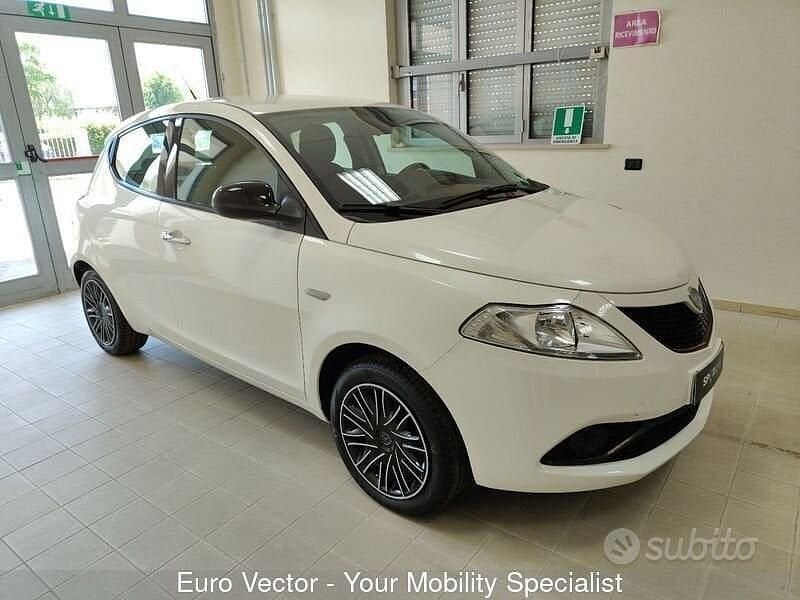 Usata Lancia Ypsilon Gold 69 CV (50 kW) 2019 Bianco Utilitaria