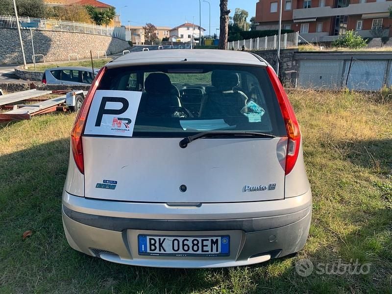 Usata Fiat Punto 80 CV (58 kW) 2001 Grigio Berlina