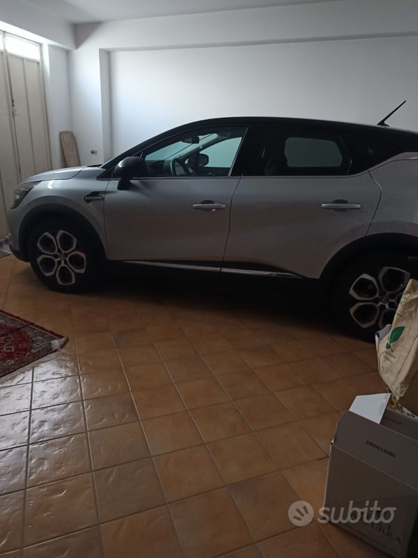 Usata Renault Captur 143 CV (105 kW) 2022 Grigio SUV