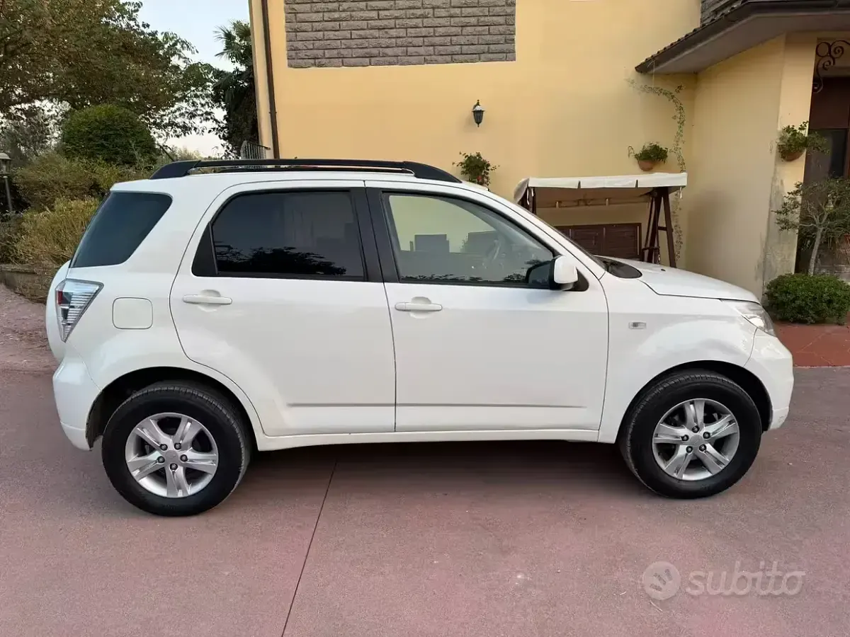 Usata Daihatsu Terios 102 CV (75 kW) 2011 Bianco SUV
