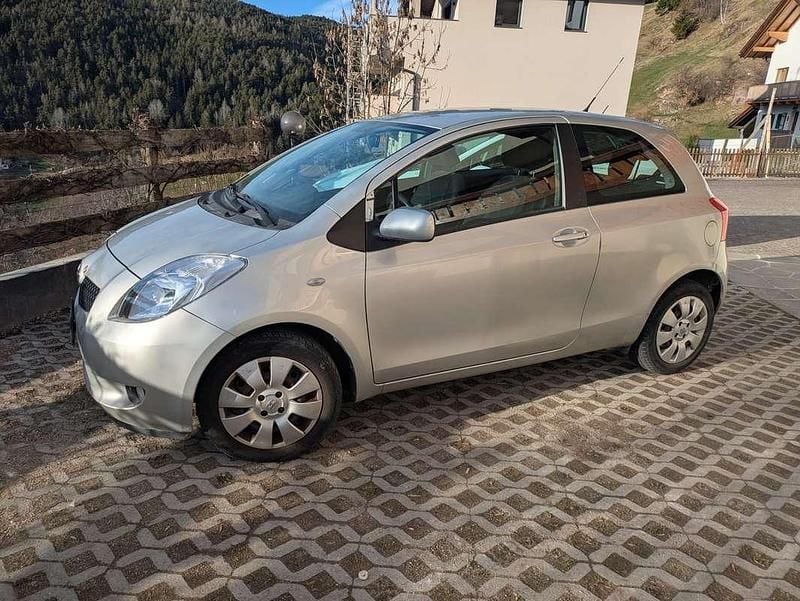 Usado Toyota Yaris Sol 87 CV (63 kW) 2007 Plateado Utilitario