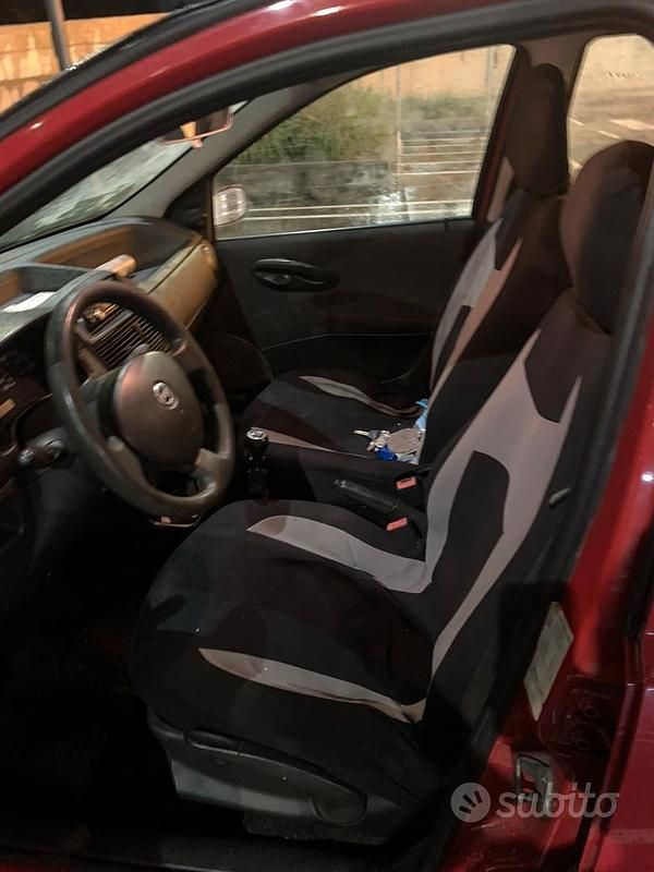 Usata Fiat Punto 105 CV (77 kW) 2005 Rosso Berlina