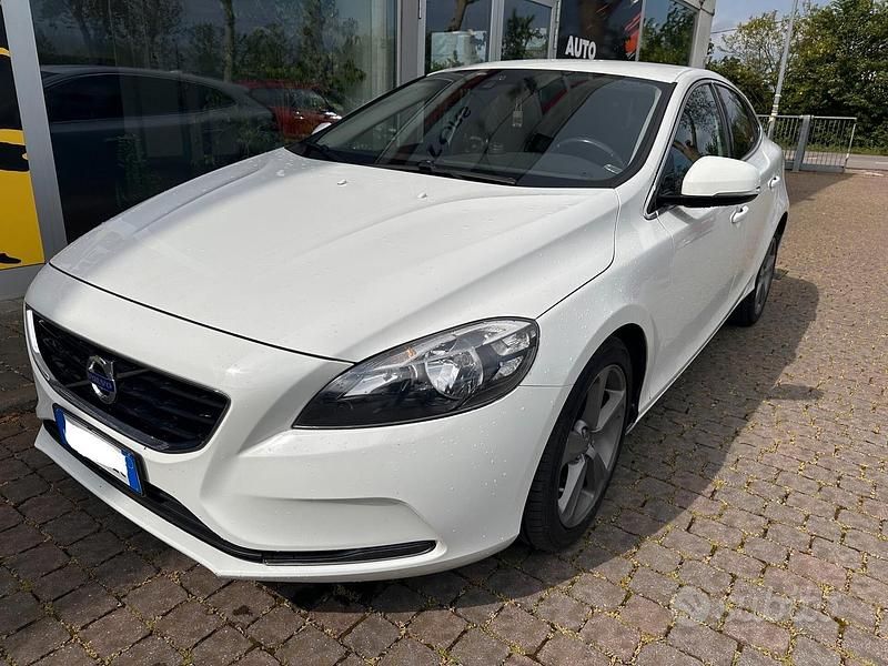 Gebraucht Volvo V40 Business Edition 115 PS (84 kW) 2014 Weiß Limousine