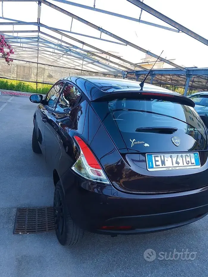 Usata Lancia Ypsilon 85 CV (62 kW) 2014 Viola Utilitaria