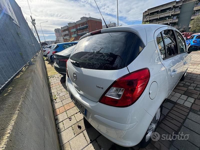 Usata Opel Corsa Cosmo 95 CV (69 kW) 2011 Bianco Berlina