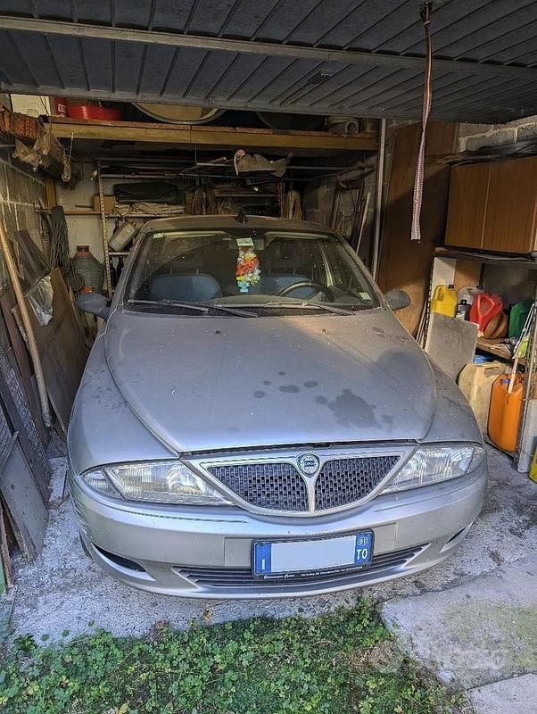 Usata Lancia Ypsilon 60 CV (44 kW) 2001 Grigio Utilitaria