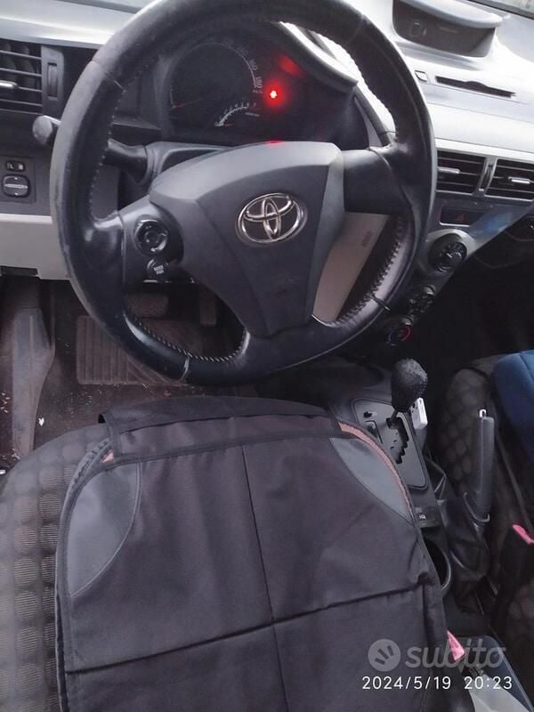 Usata Toyota iQ 98 CV (72 kW) 2010 Blu Utilitaria