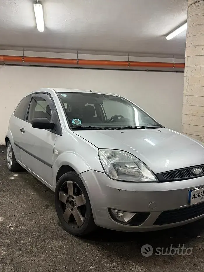 Usata Ford Fiesta 80 CV (58 kW) 2003 Grigio Utilitaria