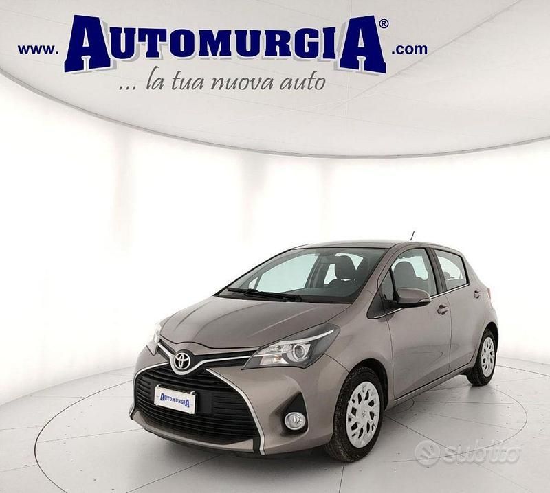 Usata Toyota Yaris Lounge 69 CV (50 kW) 2015 Beige(met.) Berlina