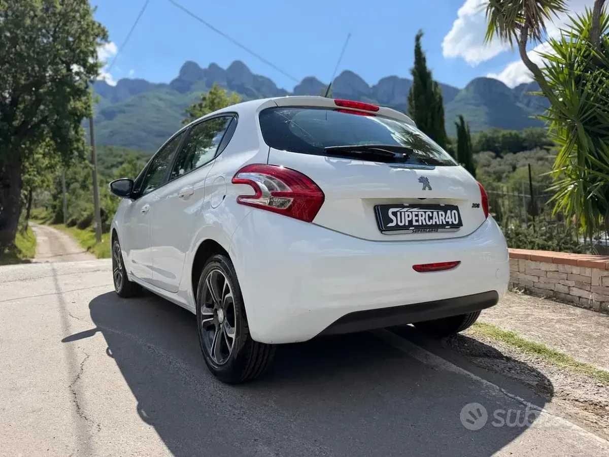 Usata Peugeot 208 Active 68 CV (50 kW) 2014 Bianco Utilitaria