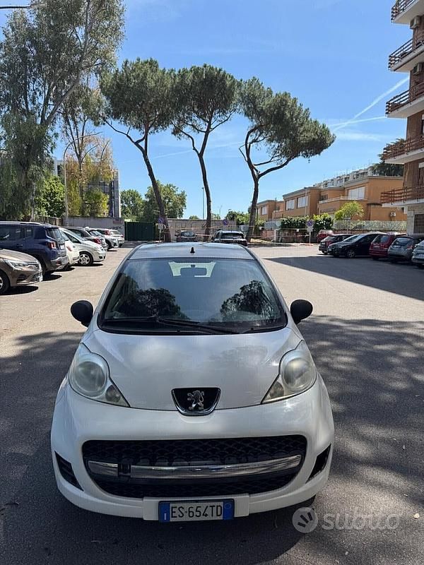 Bianco Usata 2013 Peugeot 107 Access Due volumi | 5200 € (Buon prezzo) - Immagine 1/4