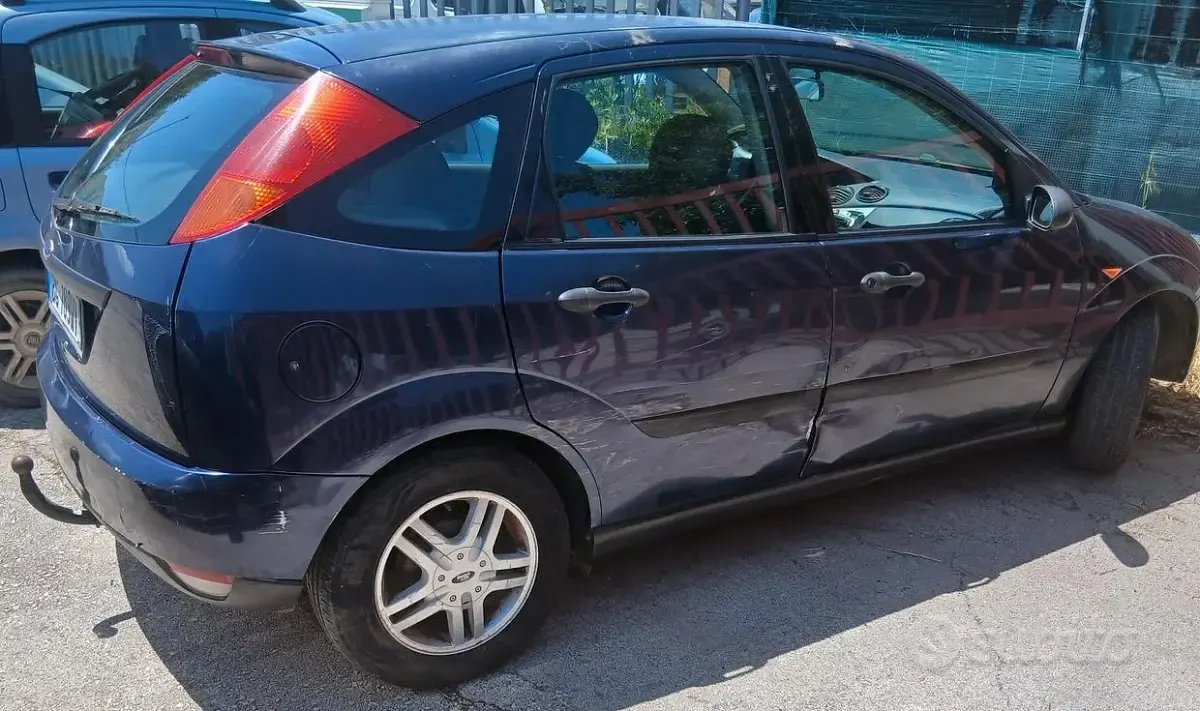 Usata Ford Focus 100 CV (73 kW) 2000 Blu Berlina