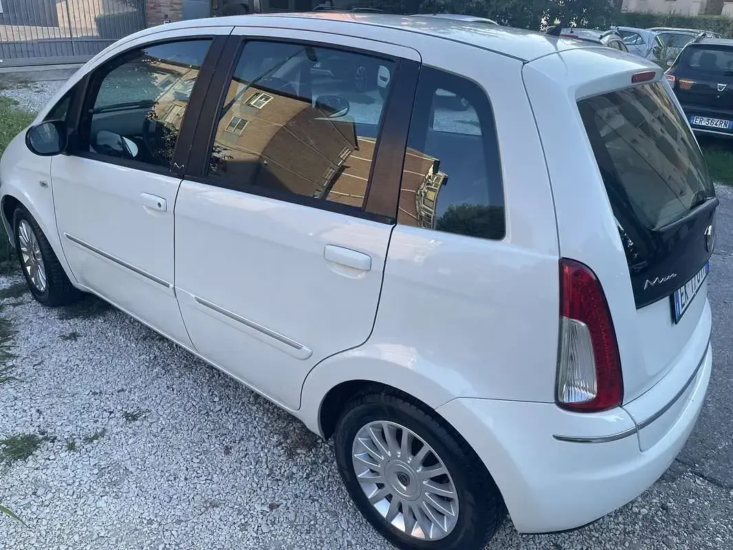 Usata Lancia Musa Gold 95 CV (69 kW) 2011 Bianco Monovolume