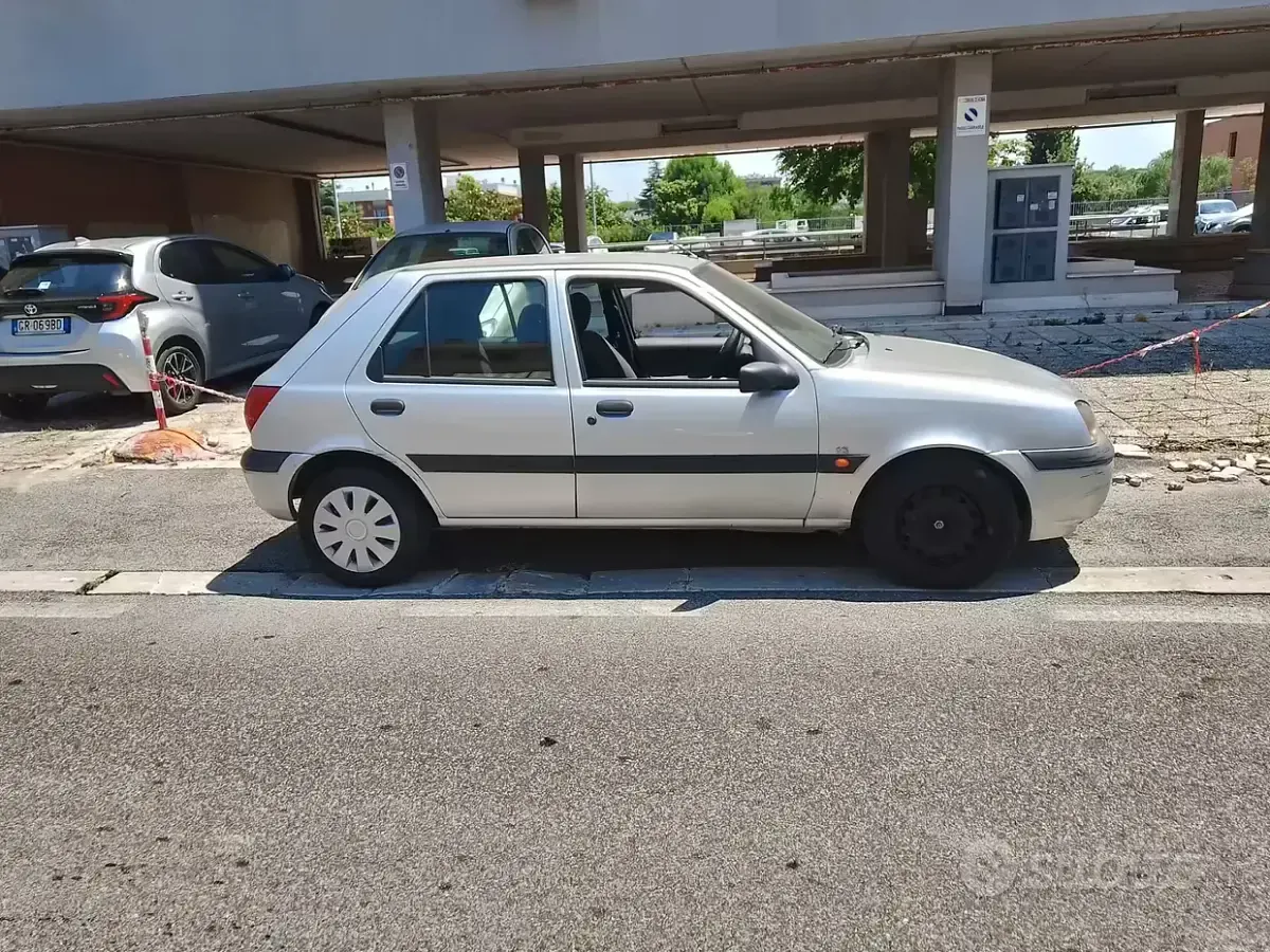 Usata Ford Fiesta Ghia 80 CV (58 kW) 2002 Grigio Utilitaria
