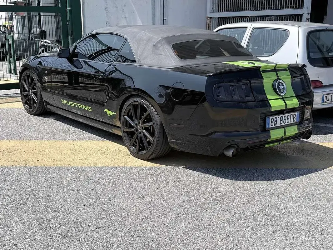 Usata Ford Mustang Premium Convertible 309 CV (227 kW) 2013 Nero Cabrio