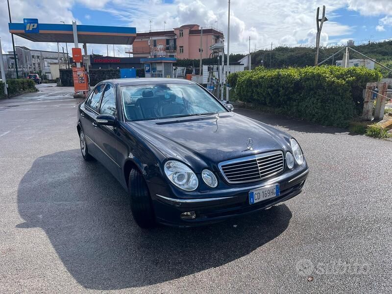 Usata Mercedes E220 150 CV (110 kW) 2003 Blu Berlina