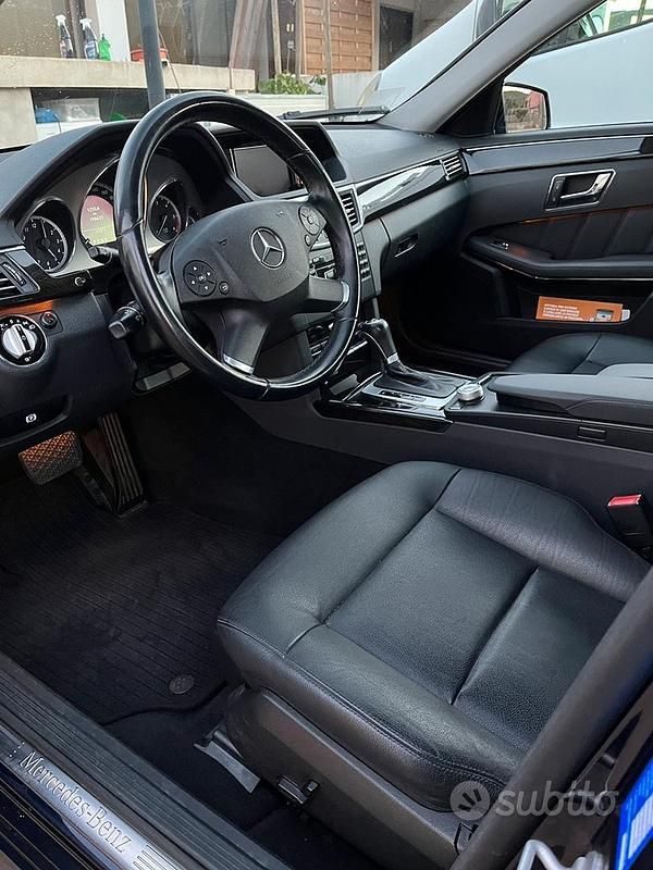 Usata Mercedes E220 170 CV (125 kW) 2009 Blu Berlina