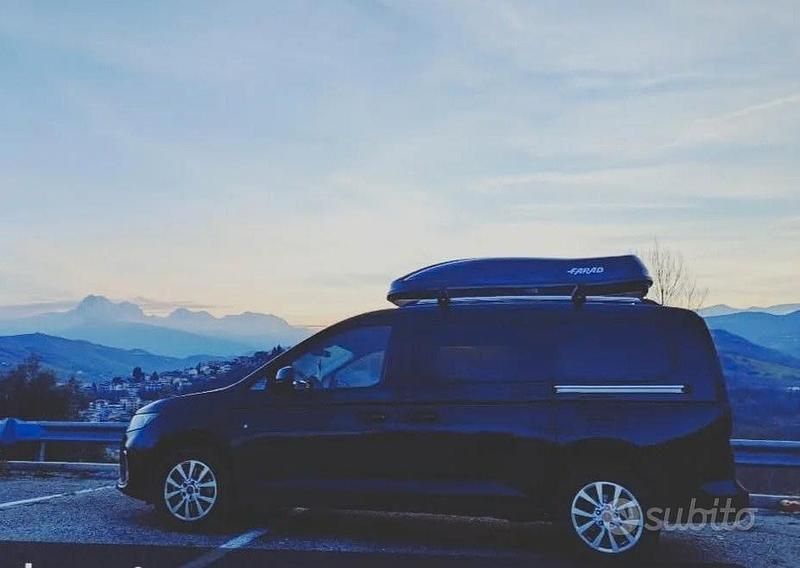 Usata Ford Tourneo Connect 102 CV (75 kW) 2022 Nero Monovolume